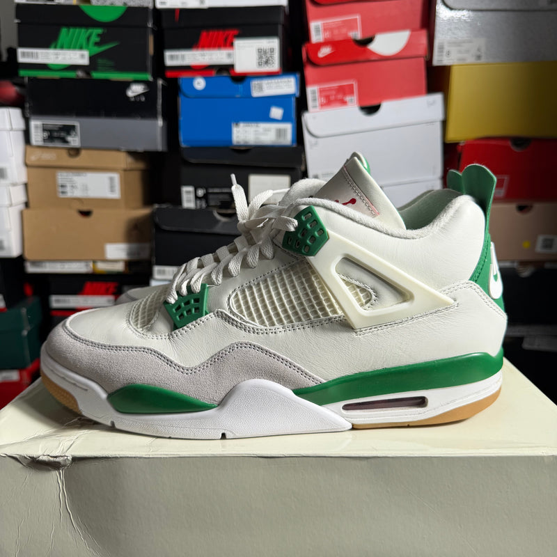 Jordan 4 Retro SB Pine Green (Preowned)