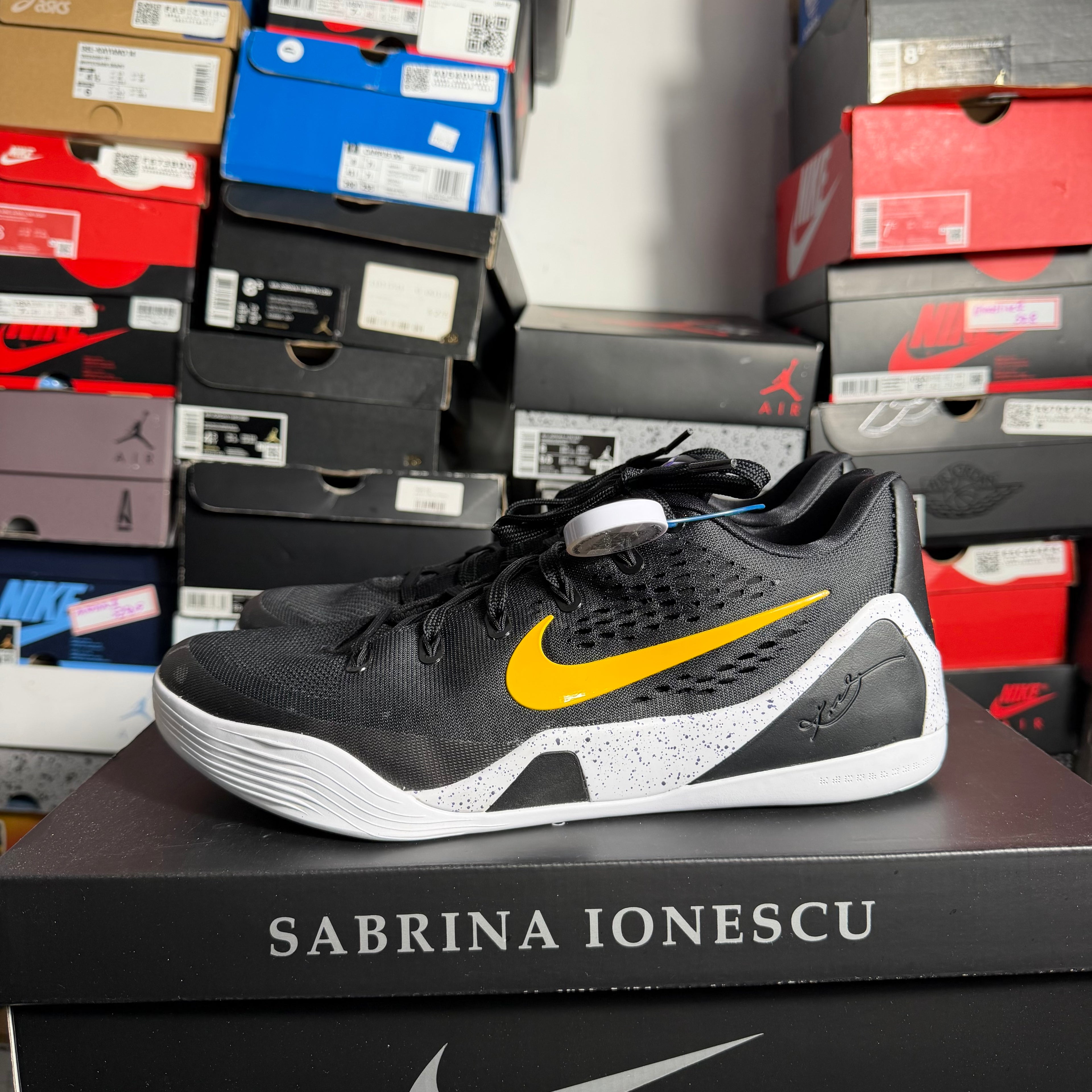 Nike Kobe 9 EM Low Protro TB Black University Gold (Preowned)