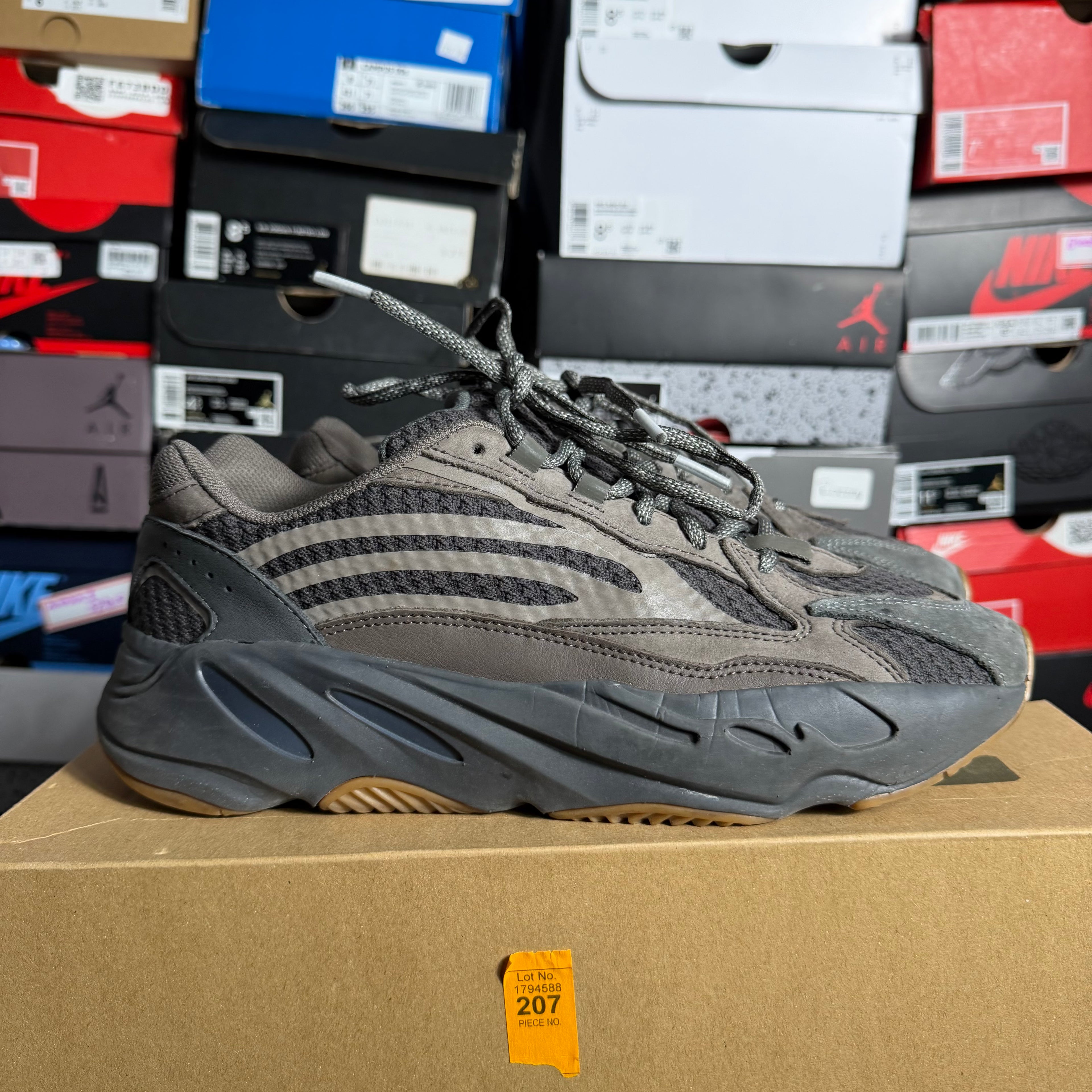 adidas Yeezy Boost 700 V2 Geode (Preowned)