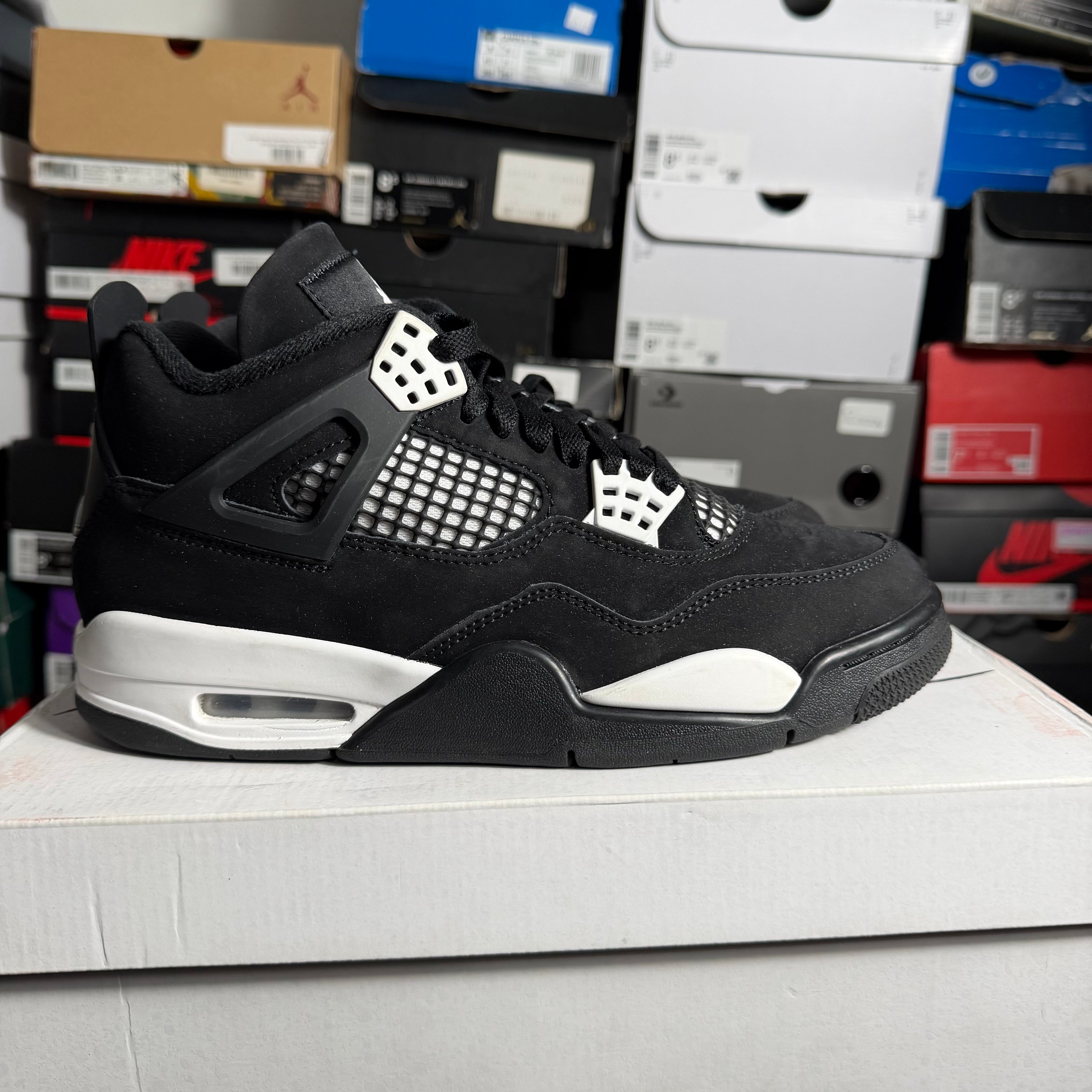 Jordan 4 Retro White Thunder (Preowned)