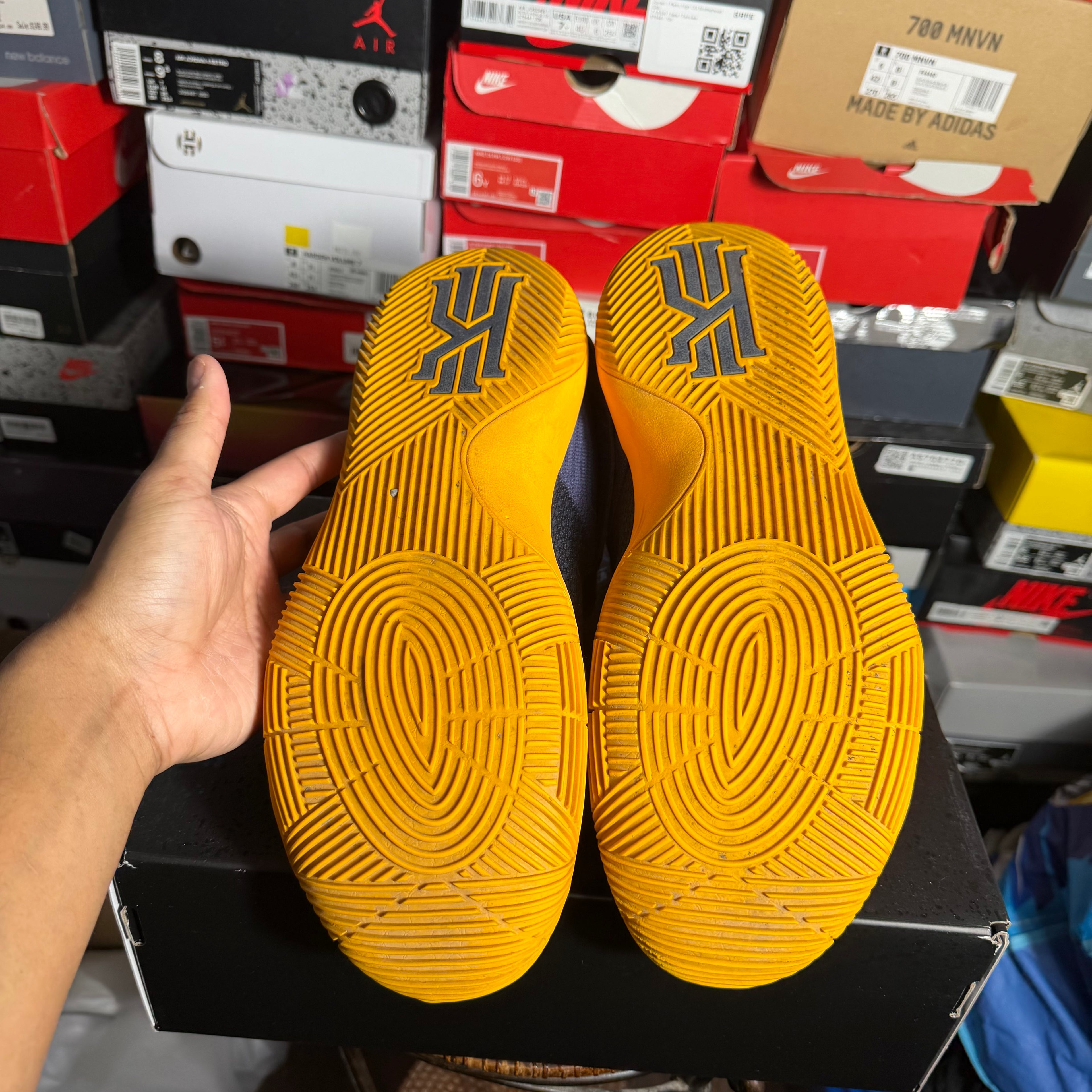 Nike Kyrie 2 Cavs (Preowned)