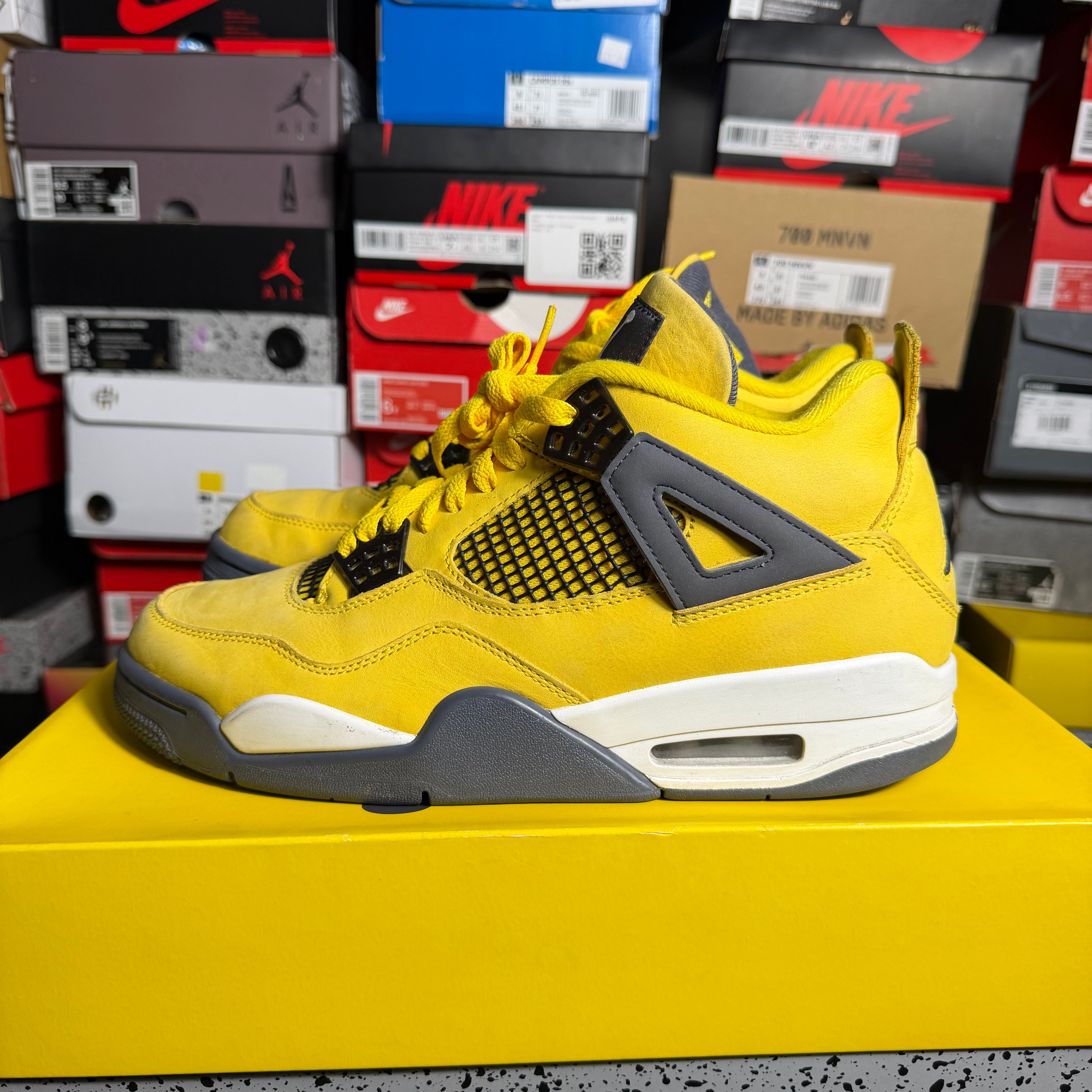 Jordan 4 Retro Lightning (Preowned) (Size 9.5)