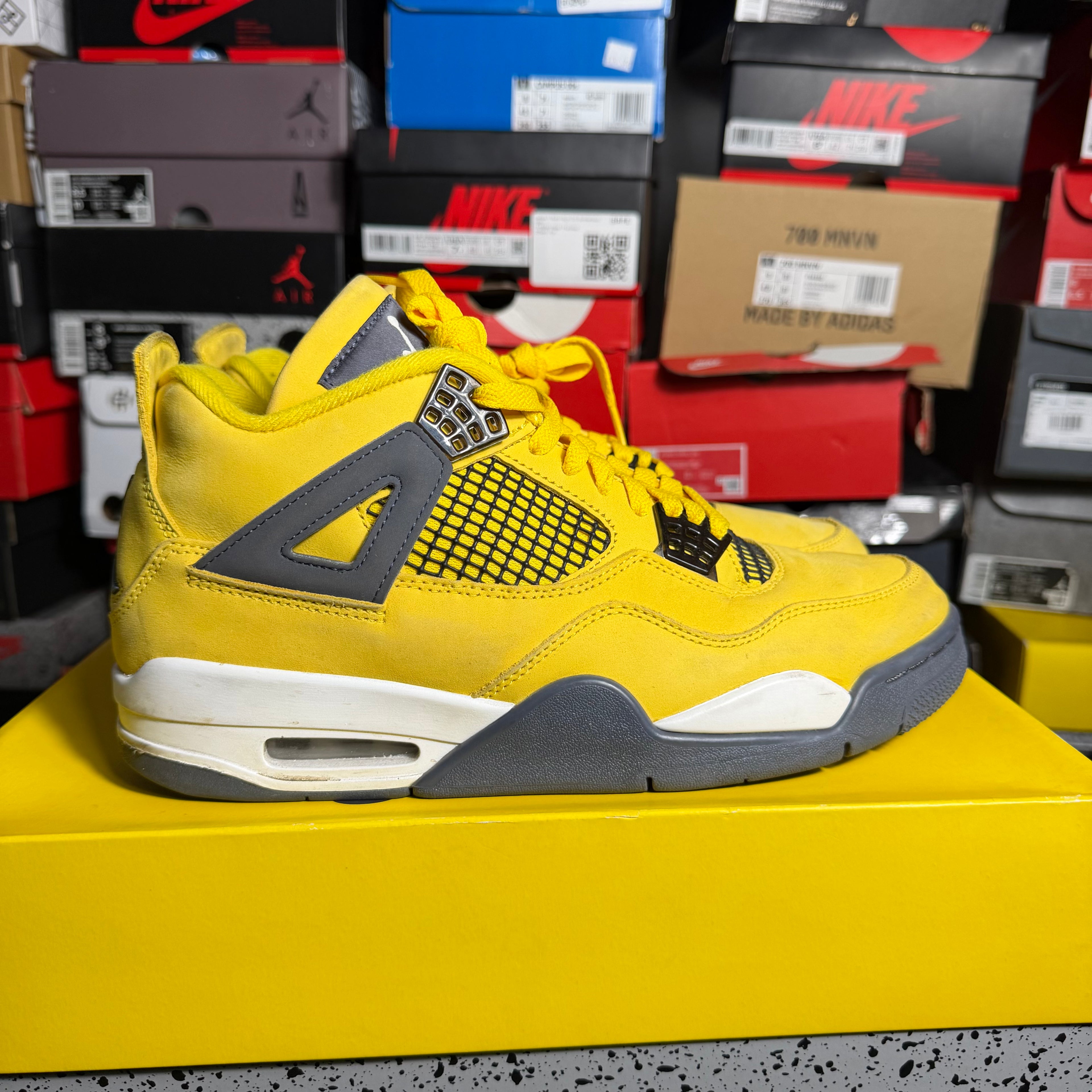 Jordan 4 Retro Lightning (Preowned) (Size 9.5)