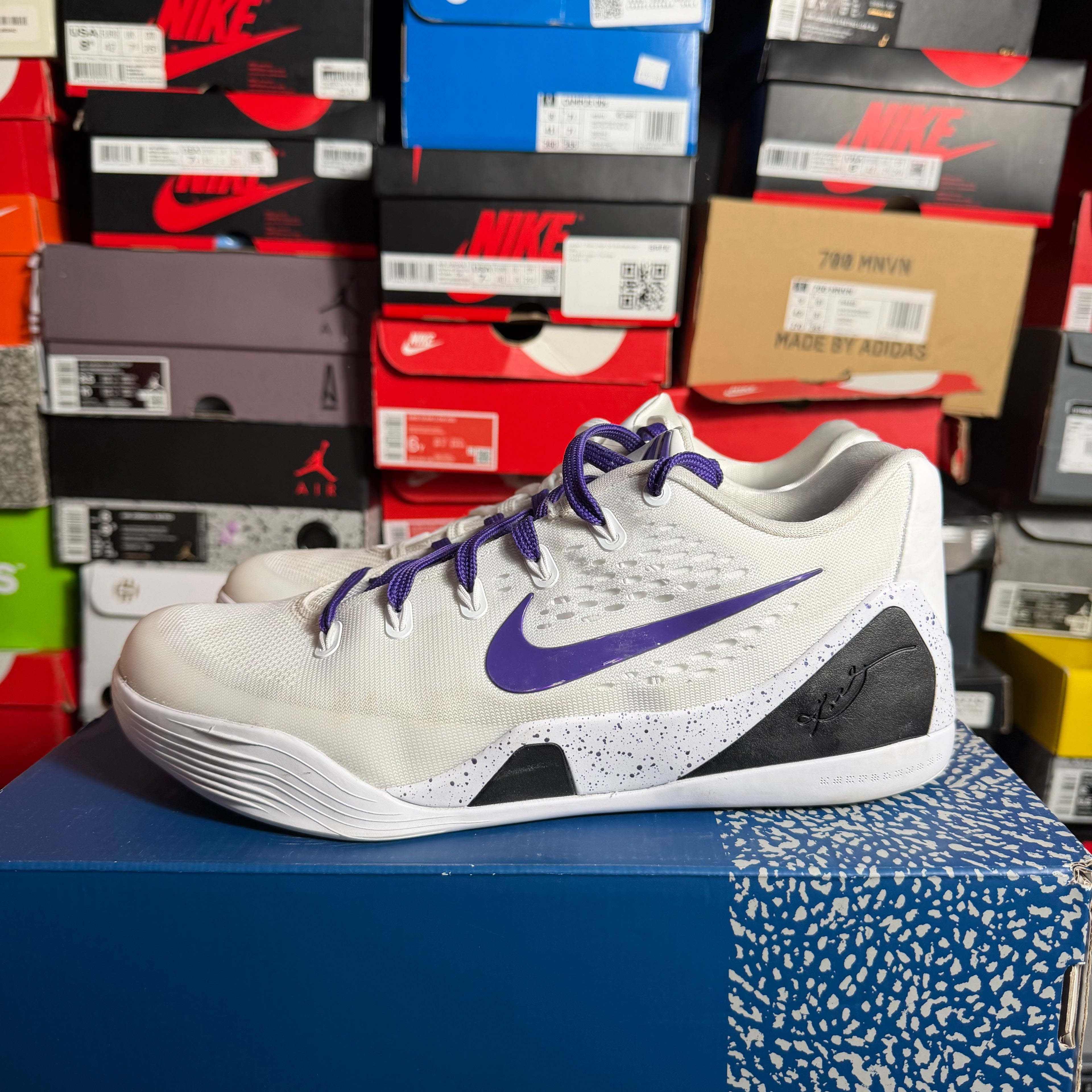 Nike Kobe 9 Elite Low EM Protro White Court Purple (Preowned)